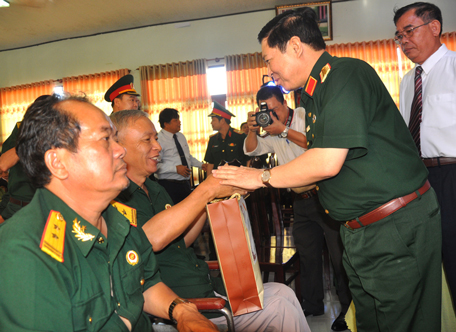 Bộ trưởng Quốc phòng thăm Trung tâm Điều dưỡng thương binh Long Đất ảnh 1
